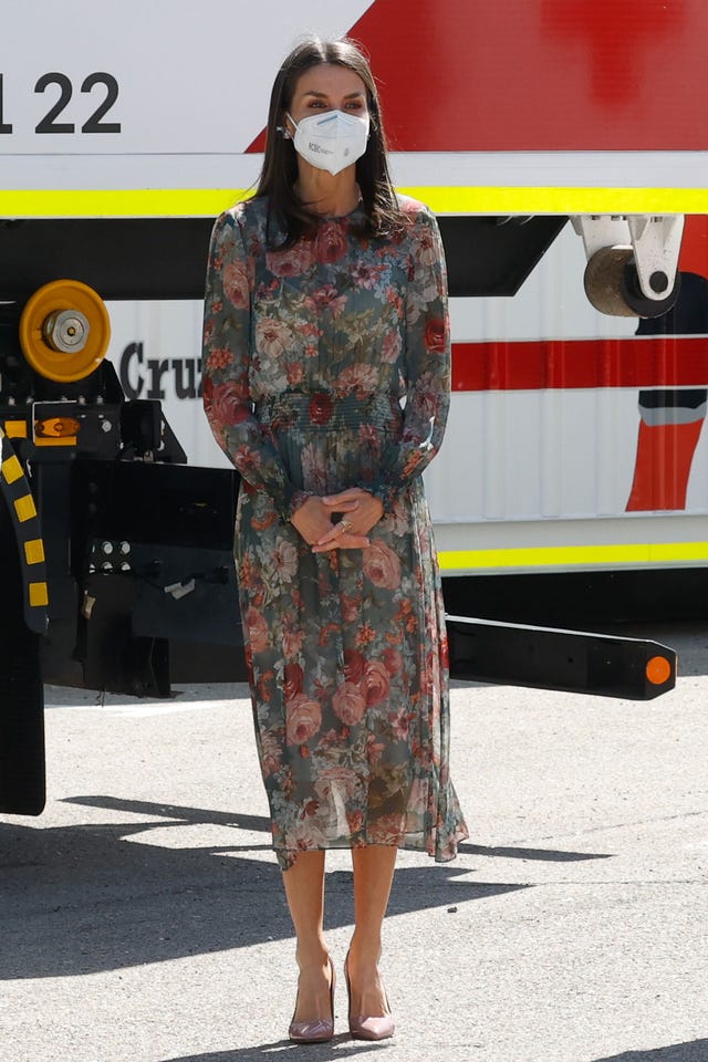 letizia recupera su vestido de flores de zara, que también tienen otras famosas como carlota corredera