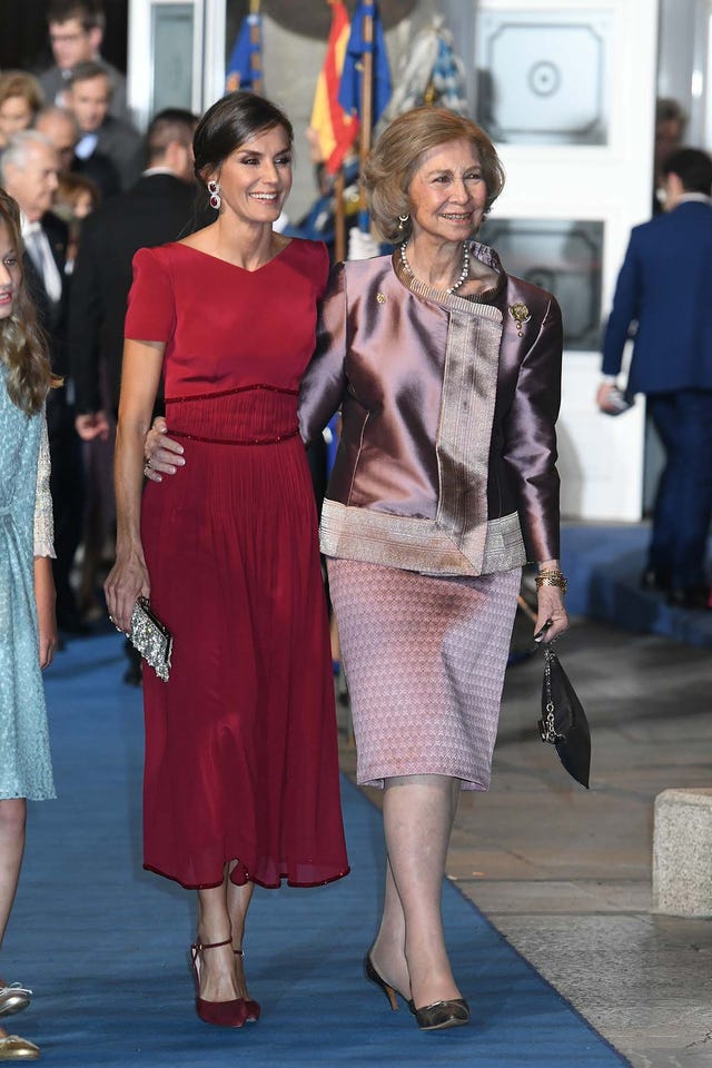 Doña Letizia y la reina Sofía se funden en un abrazo