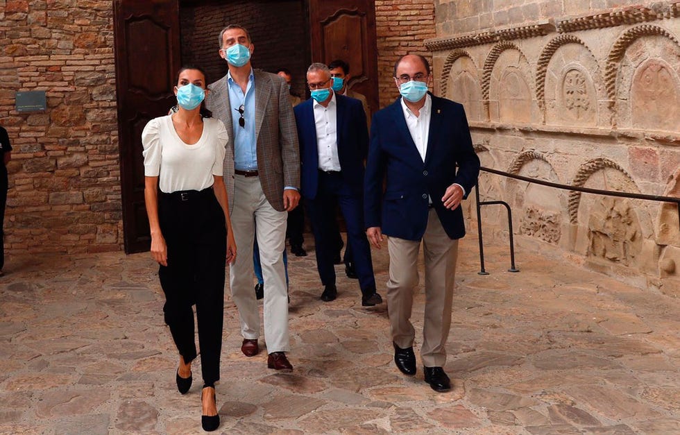 la reina repite look 'beauty' en su visita a aragón letizia ha hecho de la coleta su 'uniforme' de belleza en el tour con el que recorre españa junto a felipe vi
