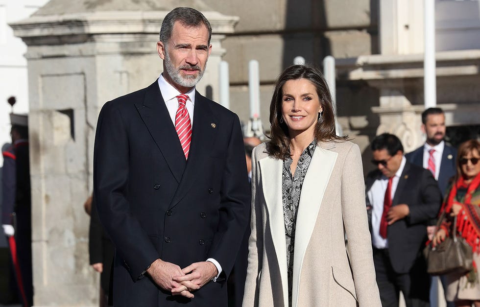 La reina Letizia estrena vestido de 8 euros en la recepción al presidente de Perú y su mujer.