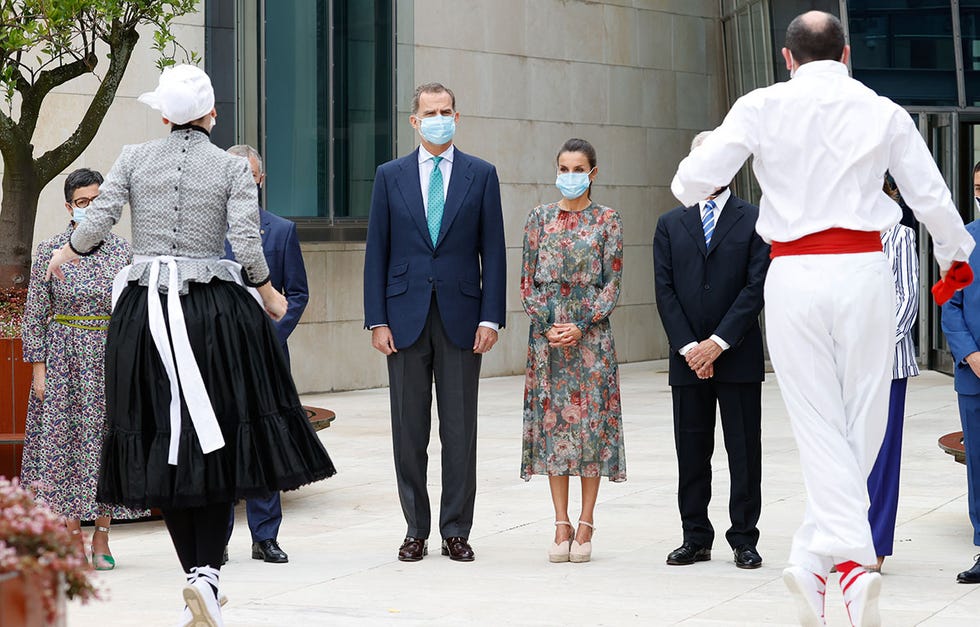 letizia rescata de de su armario un vestido de zara de 2017 para su visita a bilbao junto a felipe vi