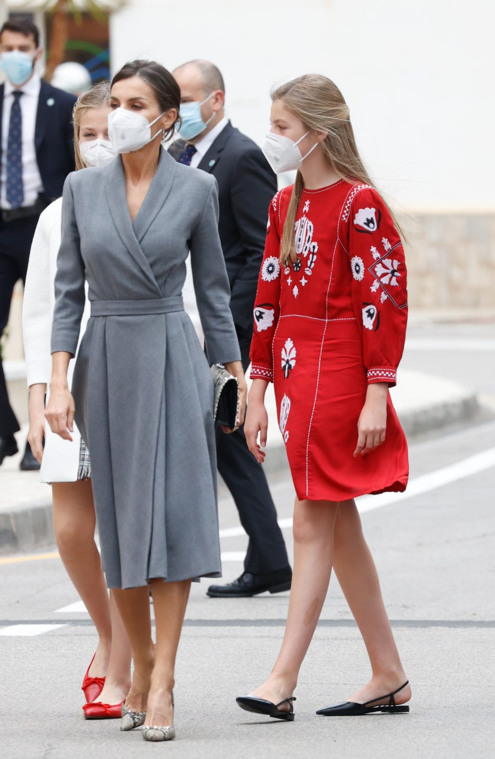 sofía look rojo en cartagena
letizia look gris en cartagena