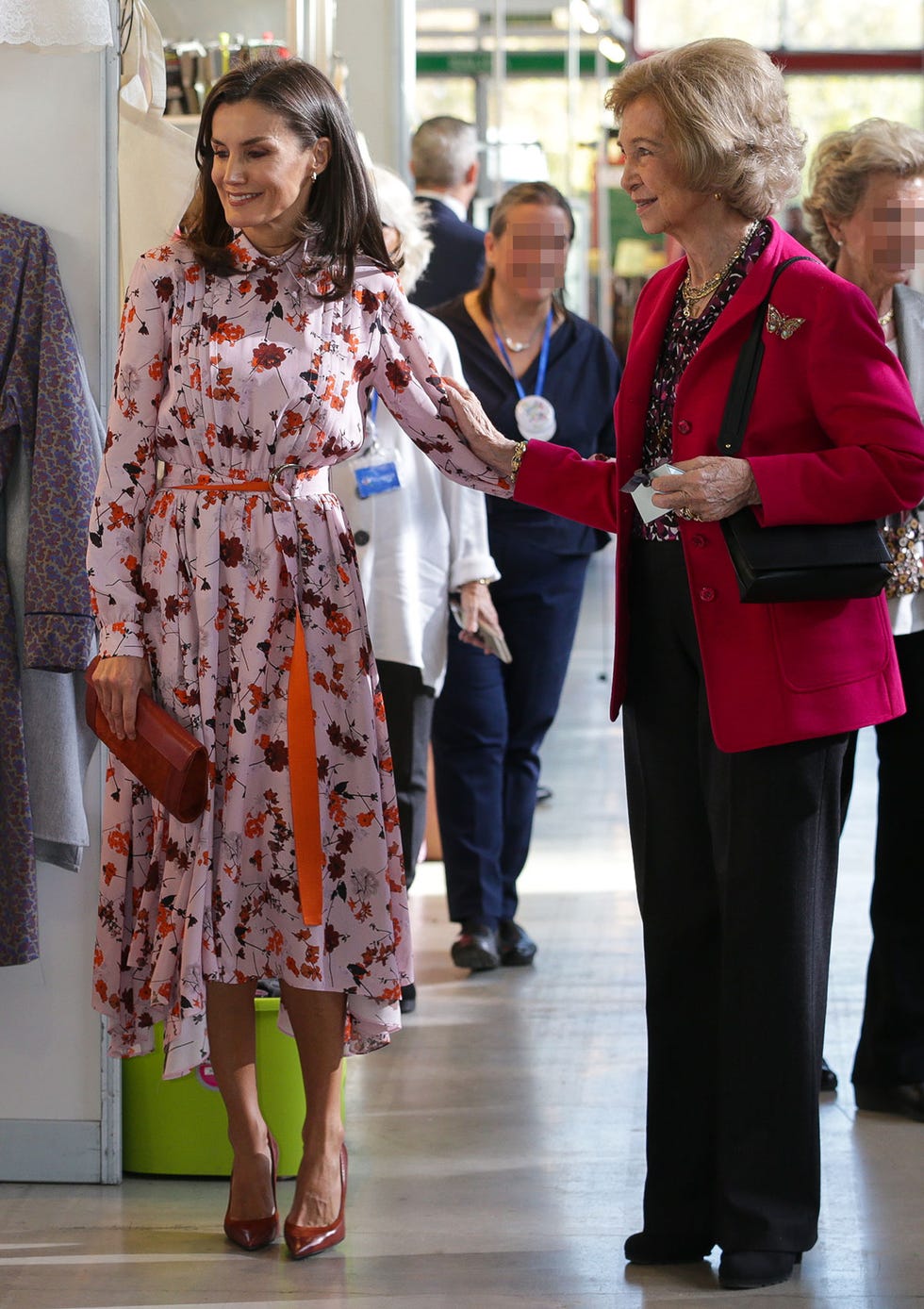 La reina Letizia y la reina Sofía, en el rastrillo de Nuevo Futuro