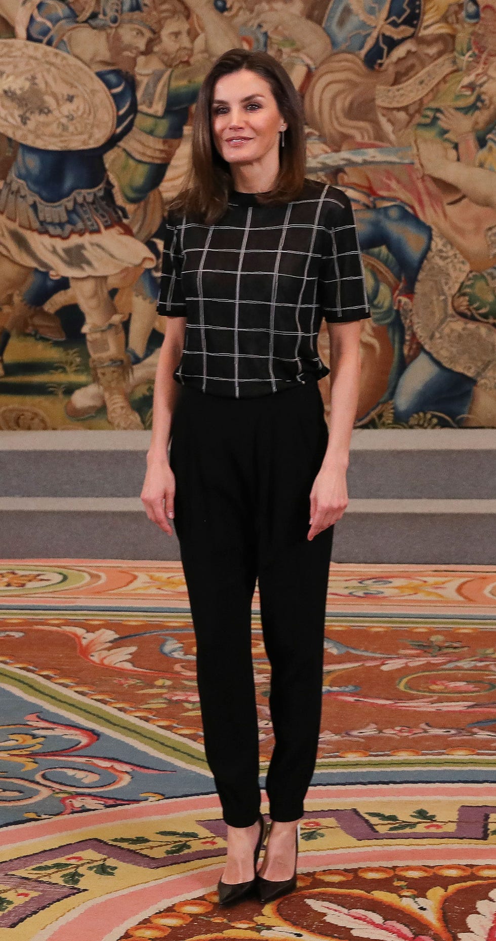 La reina Letizia estrena jersey de Hugo Boss en unas audiencias