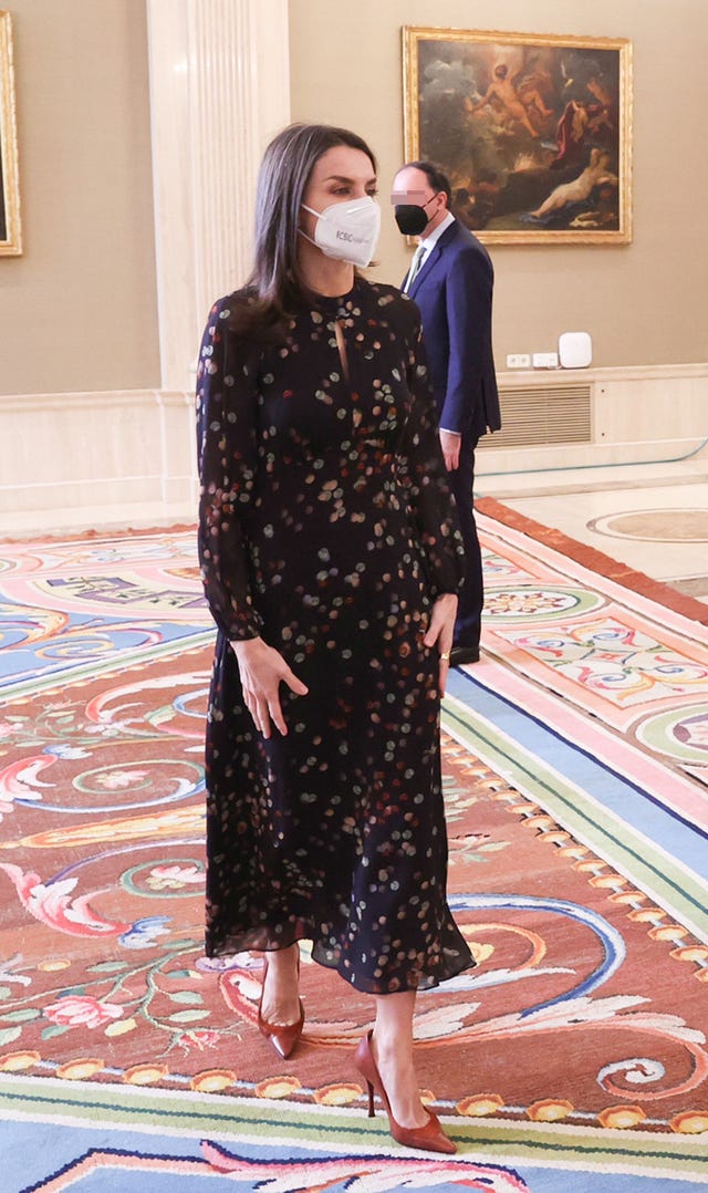 la reina letizia preside dos audiencias en zarzuela