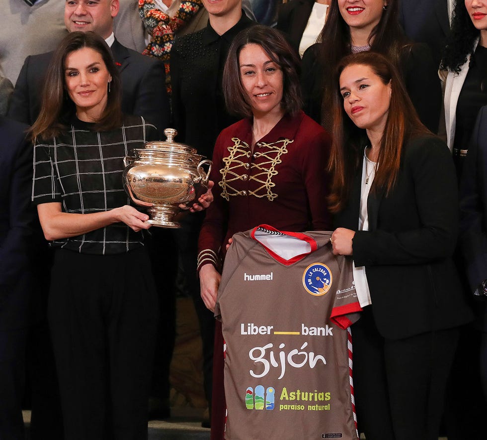 La reina Letizia recibe al equipo de balonmano la Calzada Mavi de Gijón