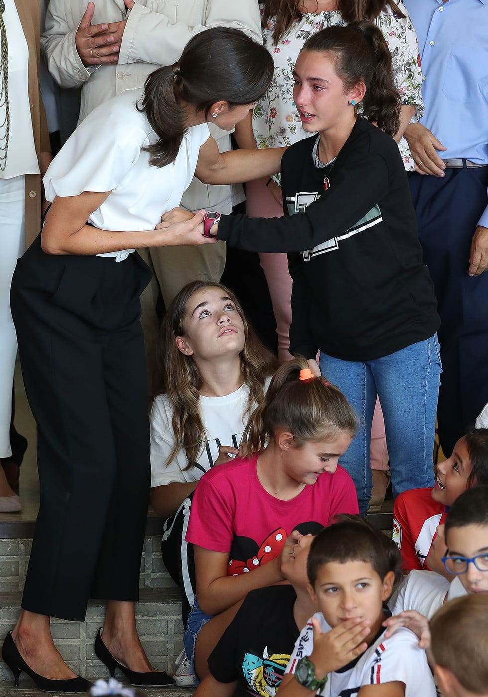 La reina Letizia consuela a una niña en un pueblo de Cáceres