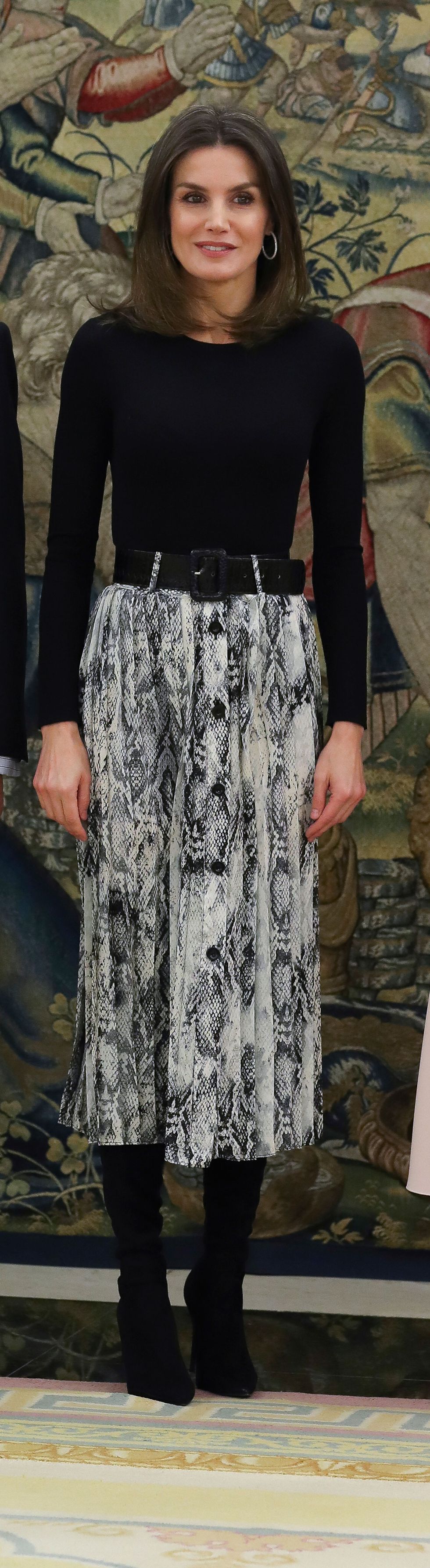 La reina Letizia tiene la falda de Zara con estampado le querrás copiar