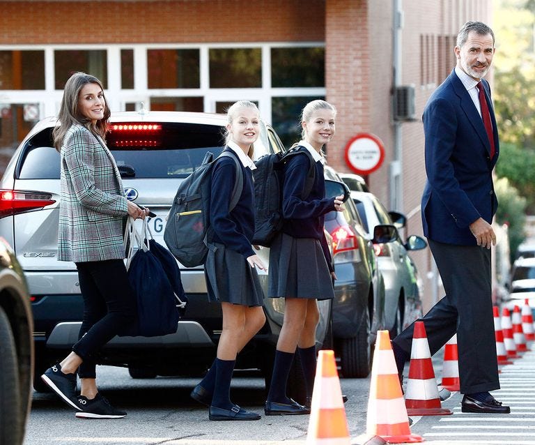 Los Reyes llevan a sus hijas Leonor y Sofía al colegio en su primer día