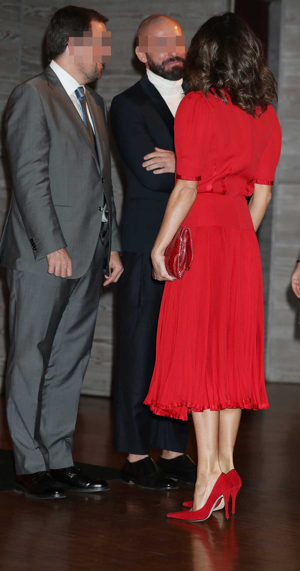 La reina Letizia apuesta por el rojo para los premios Nacionales de la Moda