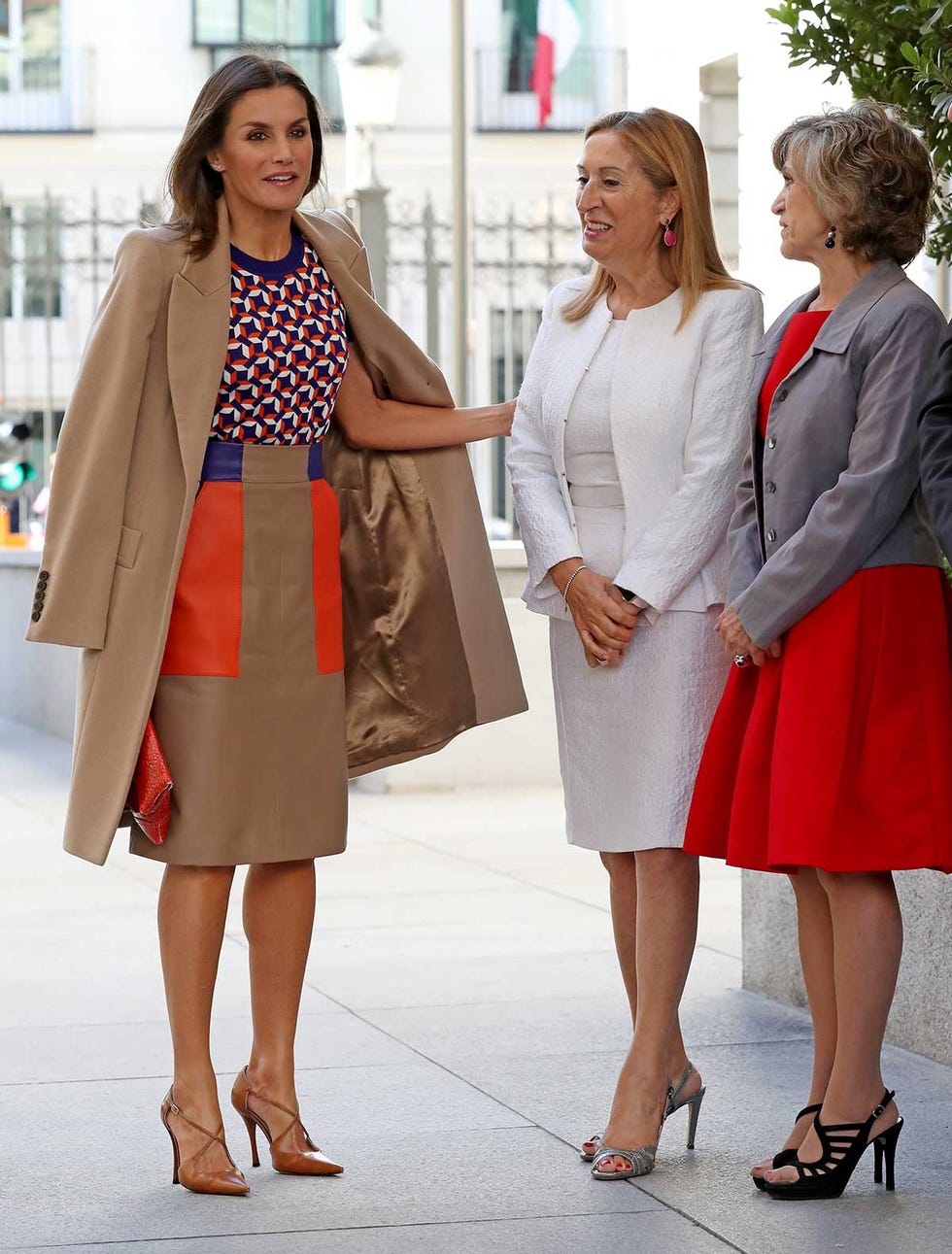 Letizia recibida por Ana Pastor y María Luisa Carcedo en el Día Mundial Salud Mental