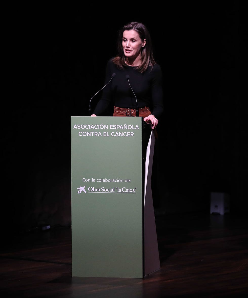 La reina Letizia enseña la ropa interior en el Día Mundial de la Lucha contra el Cáncer