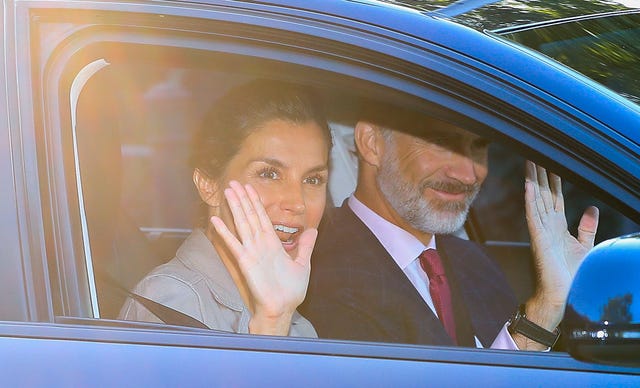 Felipe y Letizia llevan al colegio a Leonor y Sofía en su primer día de colegio