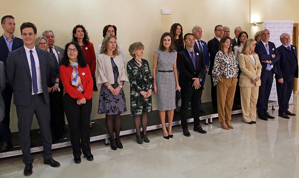 La reina Letizia posa con Christian Gálvez y los asistentes al Día Mundial de las Enfermedades Raras
