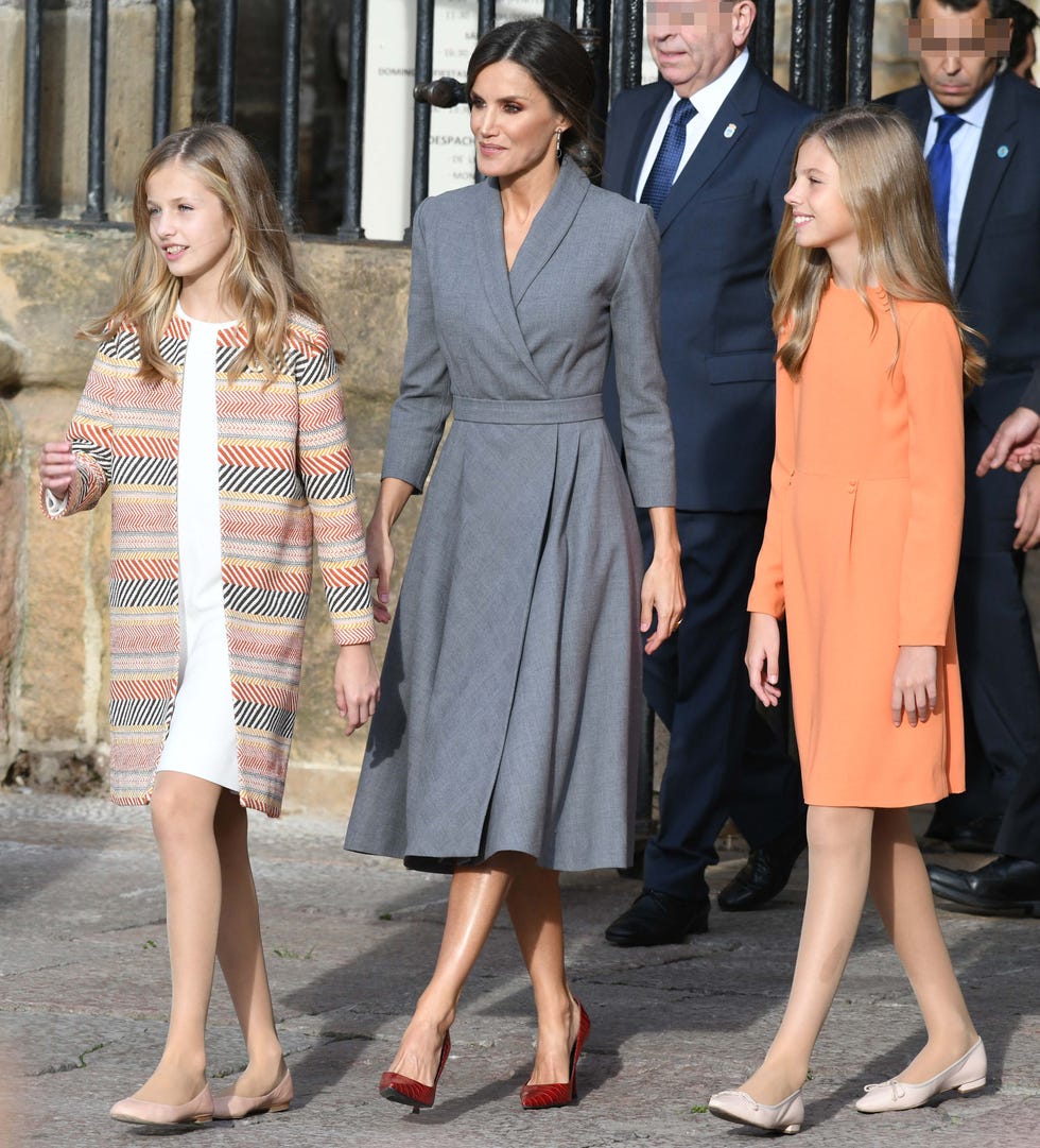 La reina Letizia y sus hijas Leonor y Sofía a su llegada a Oviedo