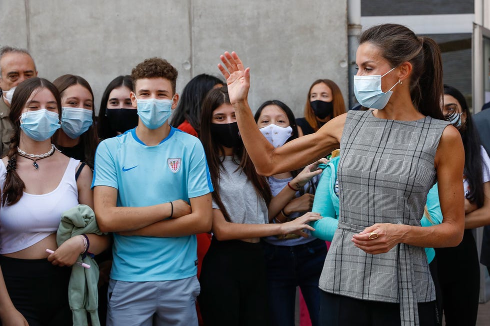 la reina letizia inaugura el curso escolar, con mascarilla, en un instituto de navarra