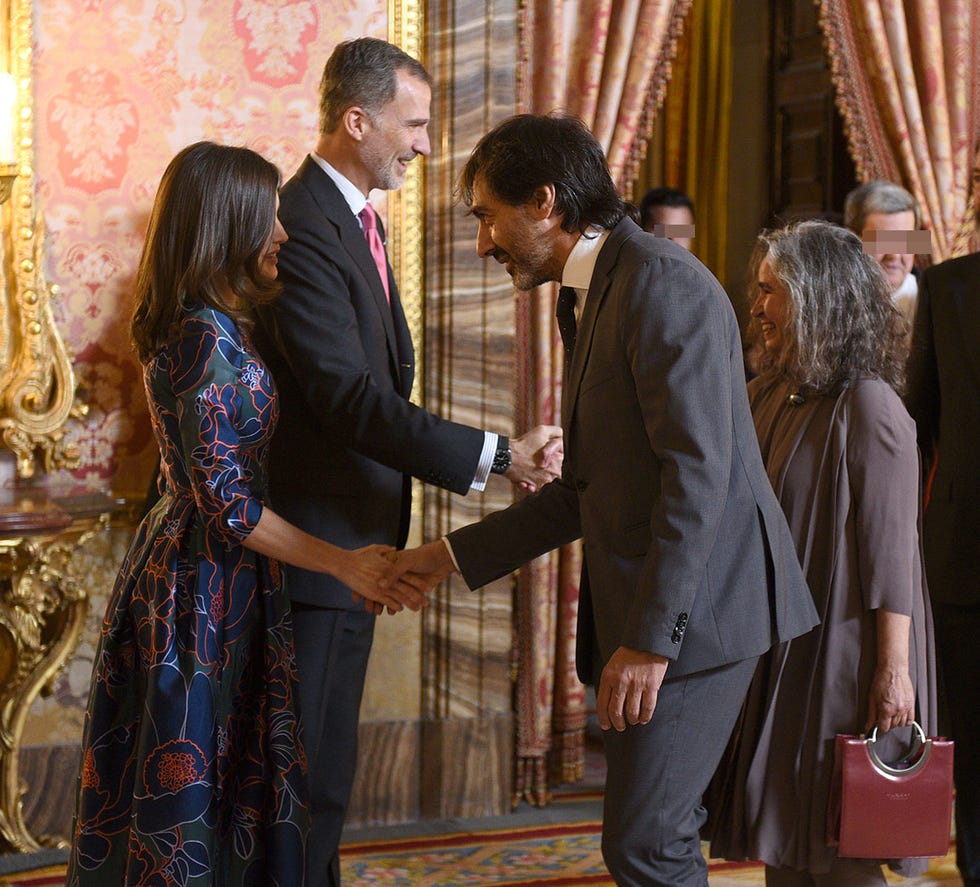 Juan del Val saluda a la reina Letizia en un almuerzo en el Palacio Real