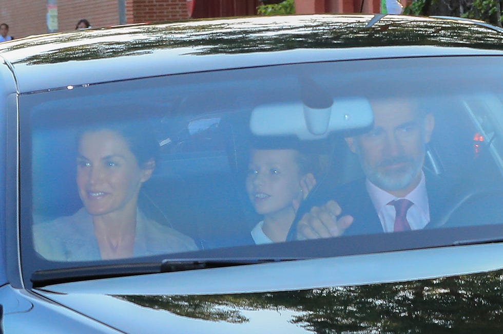 Felipe y Letizia en el interior del coche en la vuelta al cole de Leonor y Sofía