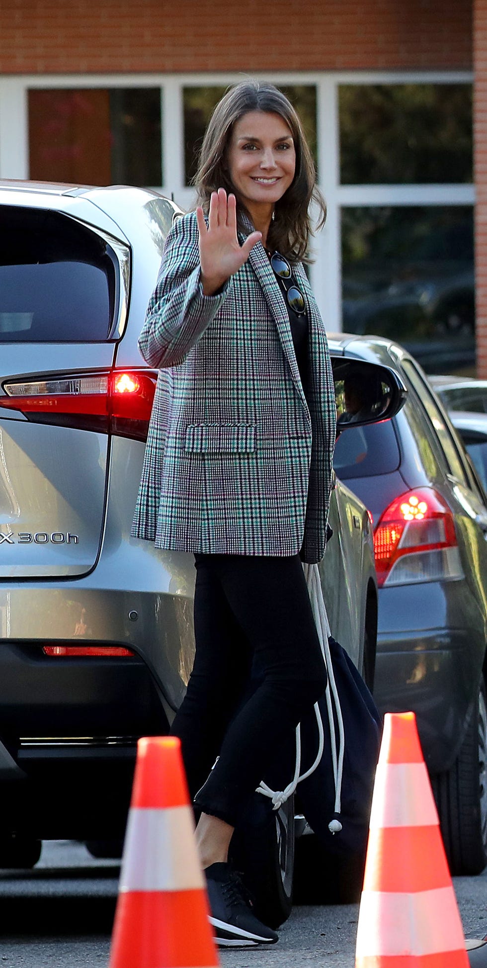 La reina Letizia y su look sport para la vuelta al cole de sus hijas