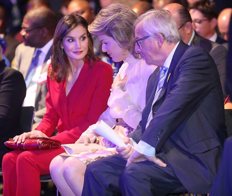 Letizia, de rojo, en Bruselas con Matilde de Bélgica