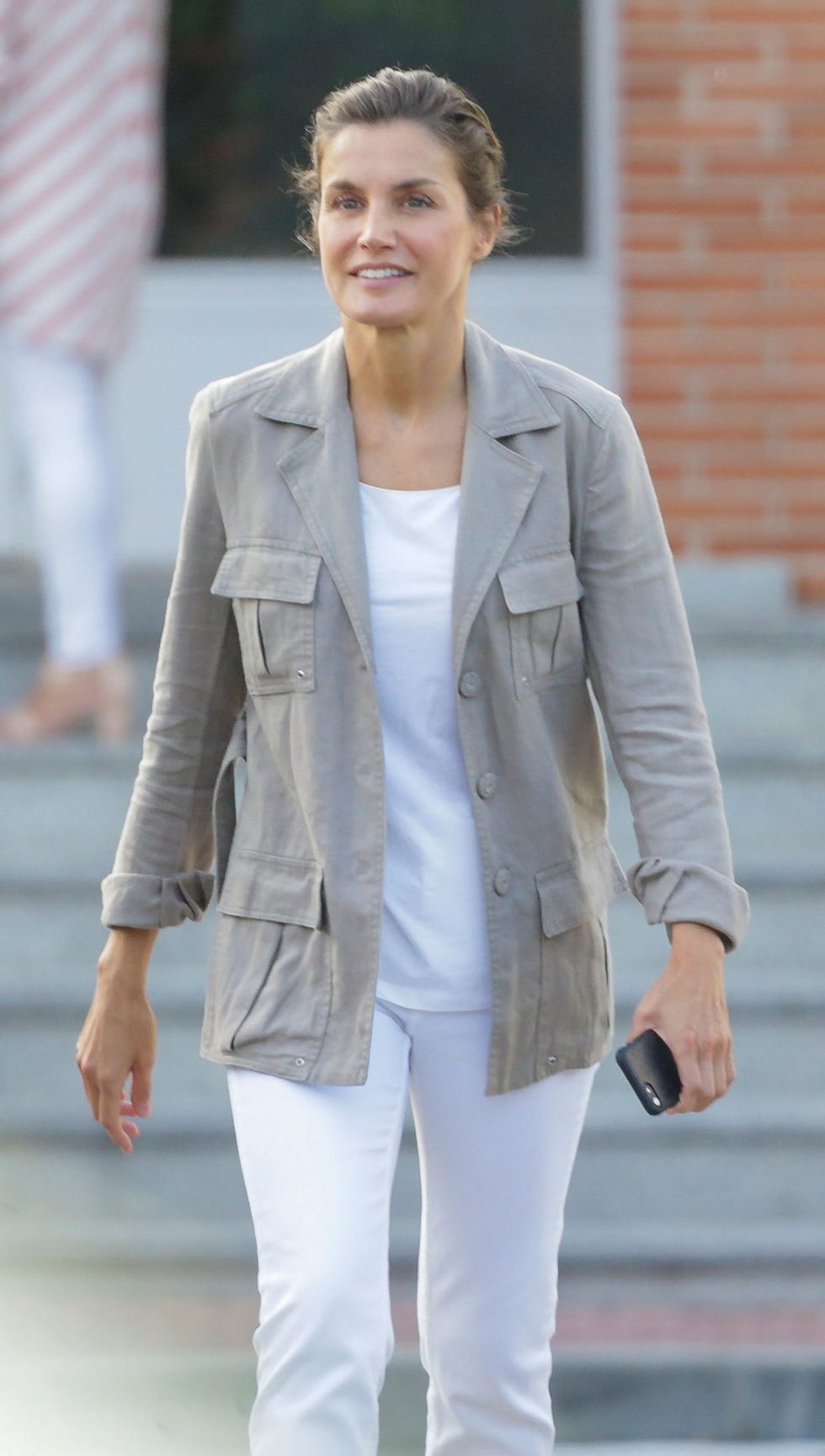 Letizia apuesta por un look natural  en la vuelta al cole de Leonor y Sofía