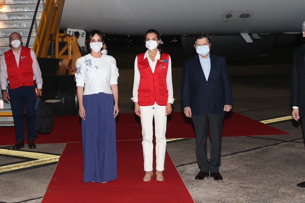 la esposa de felipe vi, con chaleco de cooperación española, a su llegada al aeropuerto de asunción