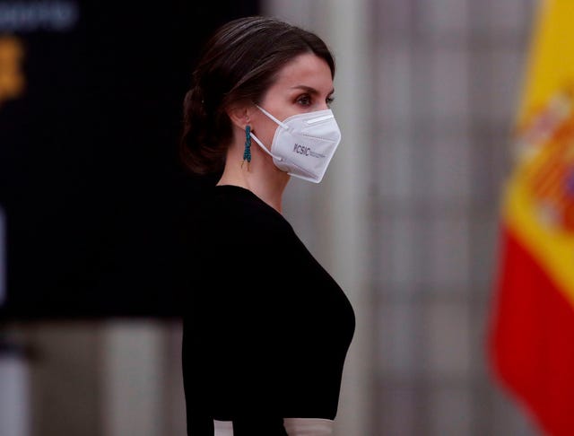 la reina letizia estrena pendientes en los premios nacionales del deporte