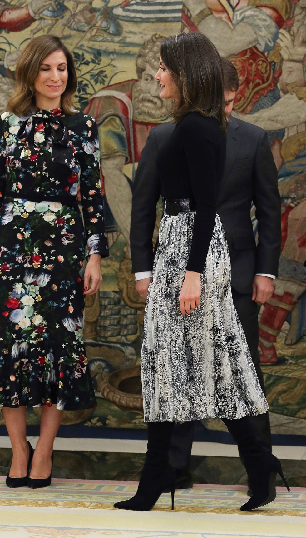 La reina Letizia con falda de Zara y canas en unas audiencias