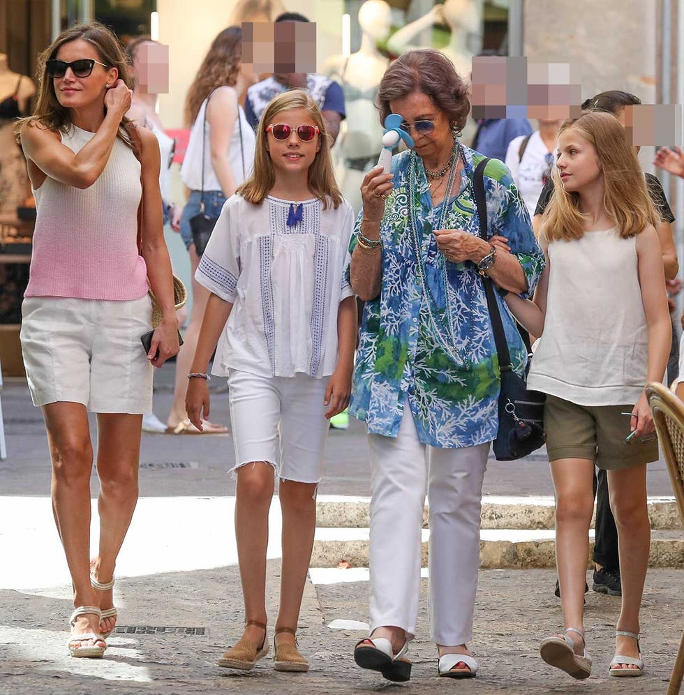 La Reina Letizia y la Reina Sofía visitan con la princesa Leonor y la infanta Sofía un mercado durante sus vacaciones en Palma de Mallorca