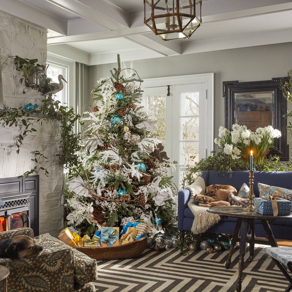 Sentimental Christmas Living Room Decor with Vintage Collections