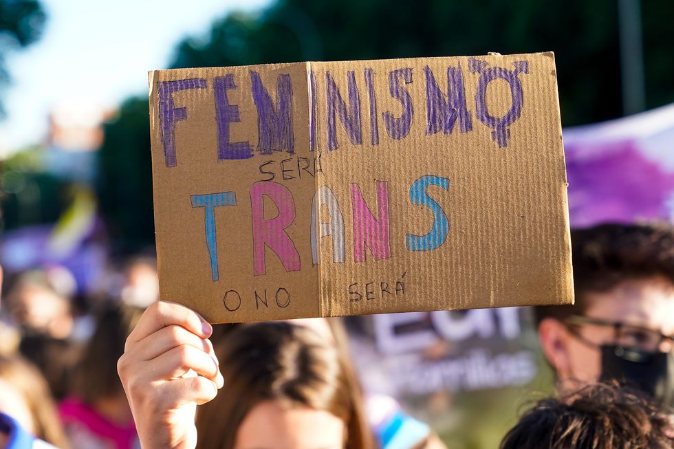 cosa prevede la ley trans spagnola di cui parlano tutti