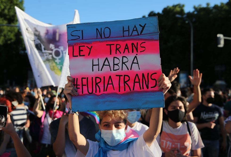 cosa prevede la ley trans spagnola di cui parlano tutti