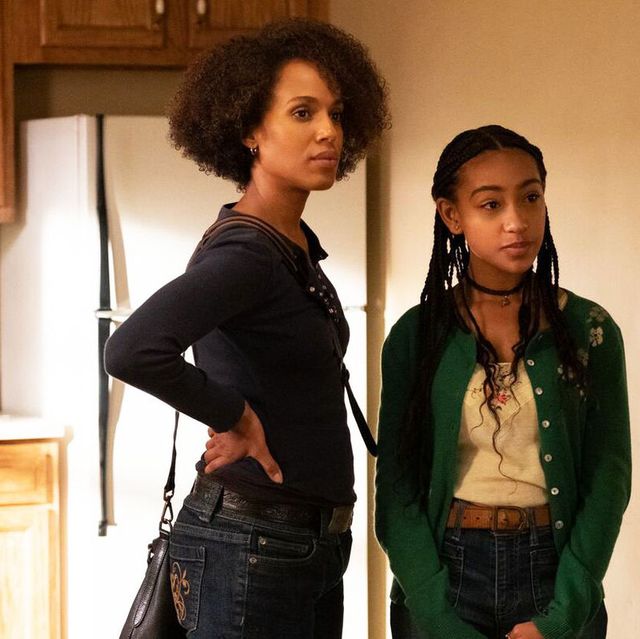 kerry washington and lexi underwood star as mia and pearl warren in hulu's little fires everywhere
