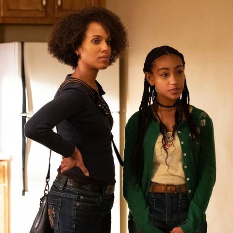 kerry washington and lexi underwood star as mia and pearl warren in hulu's little fires everywhere