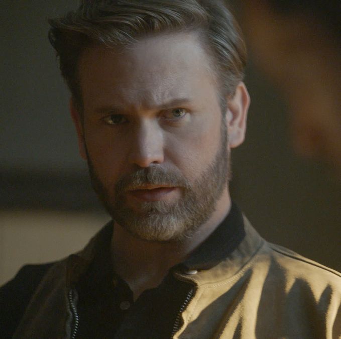 legacies    “this feels a little cult y”    image number lgc314fg0030r    pictured matthew davis as alaric saltzman    photo the cw    © 2021 the cw network, llc all rights reserved