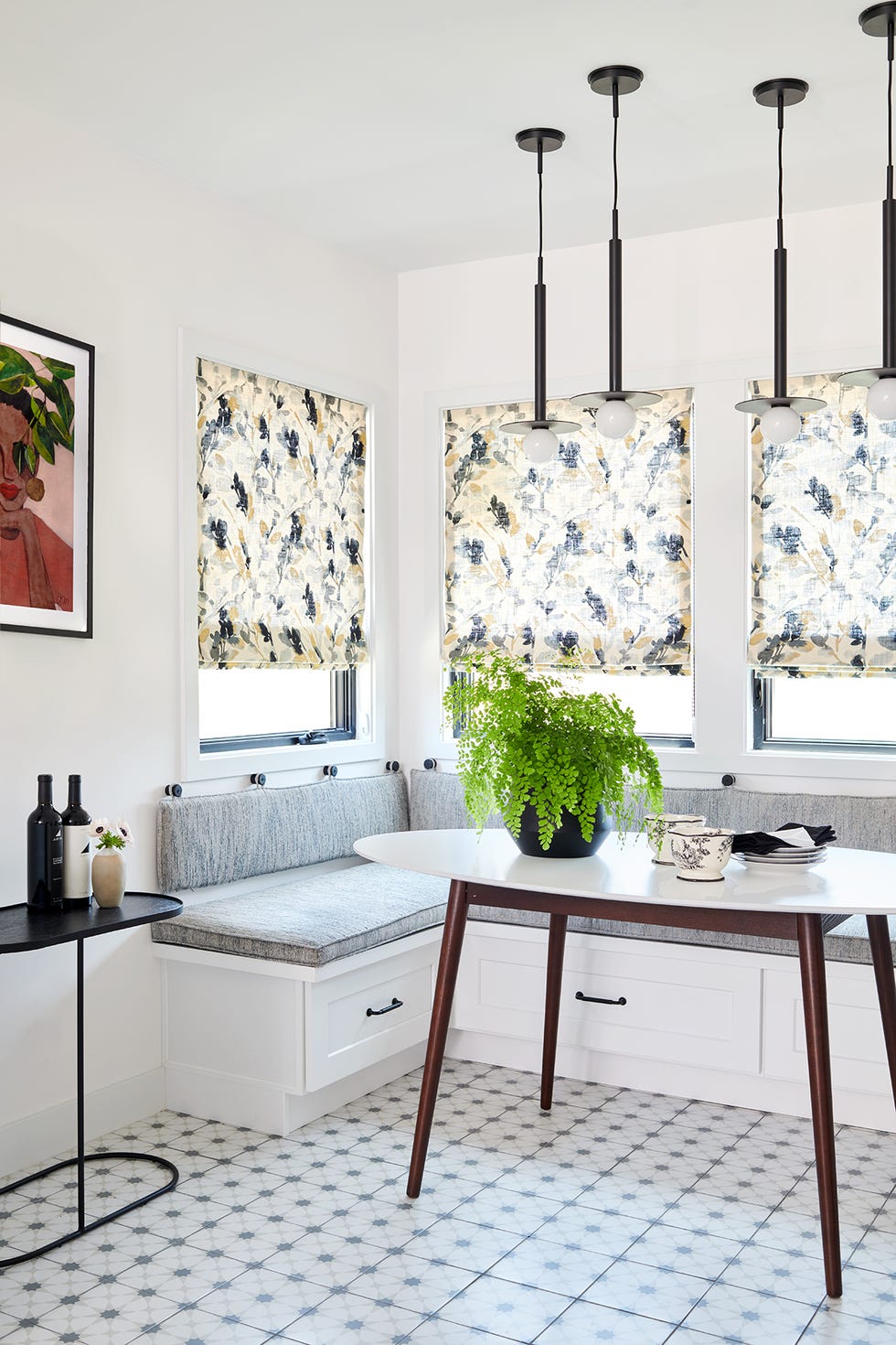dining room with gray cushion