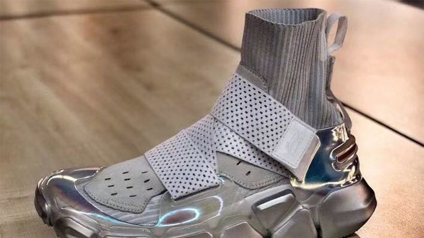La marca china se imagina el futuro de zapatillas tal así