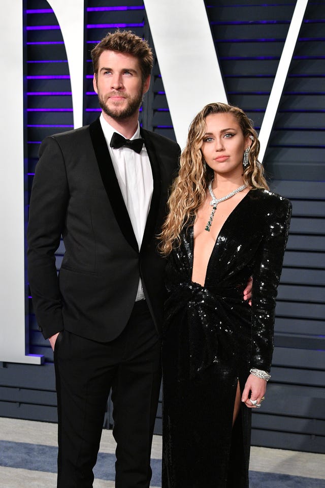 Miley Cyrus and Liam Hemsworth Show PDA on Vanity Fair Oscars After ...