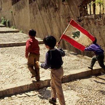 Bambini con la bandiera Libanese