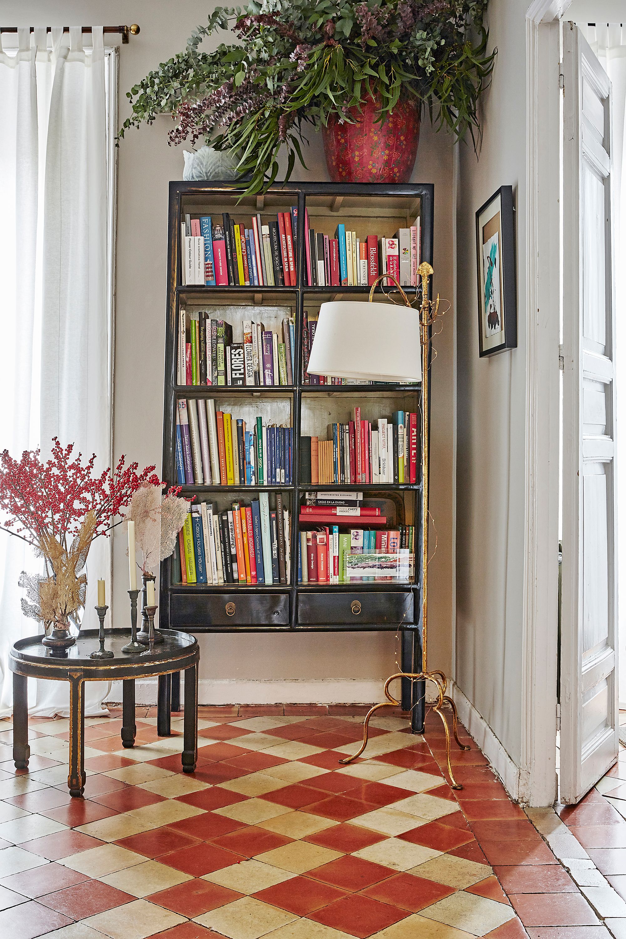 Cómo organizar tu librería con ojo de decorador con los libros que además  te van a ayudar a desconectar en verano