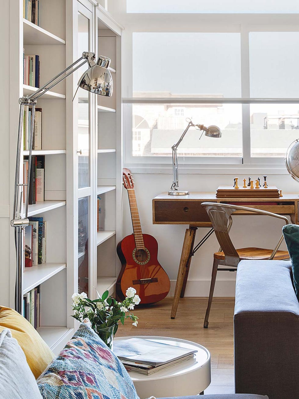 salón familiar con escritorio y rincón para la música