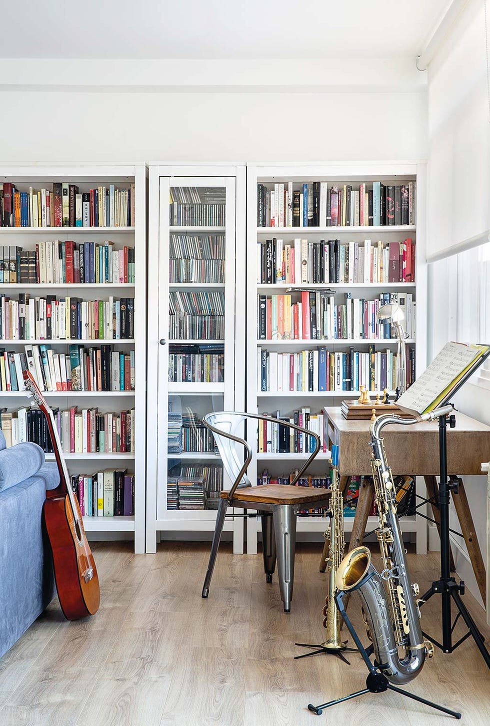 salón familiar con escritorio y rincón para la música