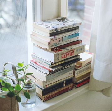 libri davanti a una finestra