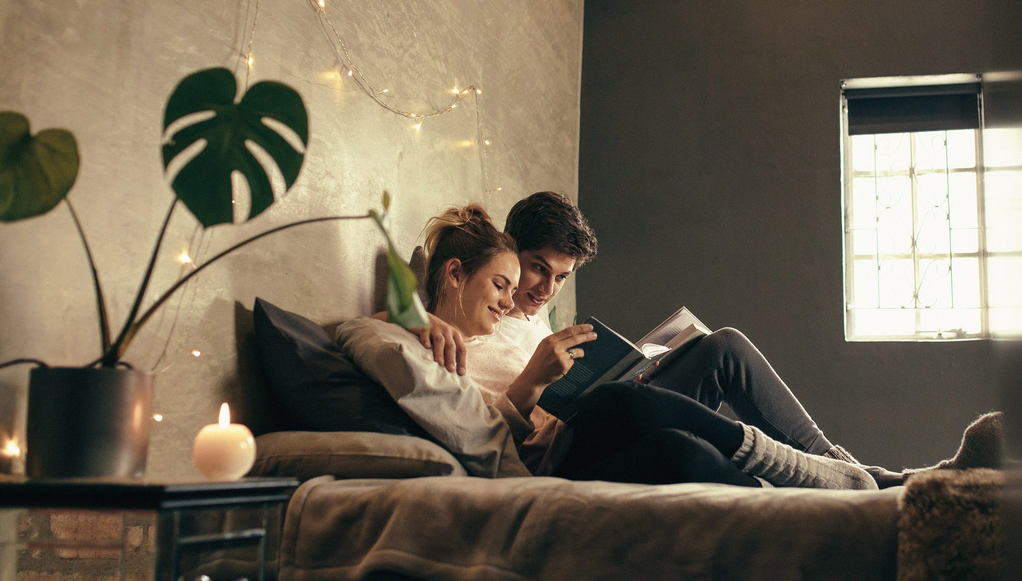 Близки ли. Couple reading books in Bed. Couple “reading in Bed” and Rea. Man and woman reading together.