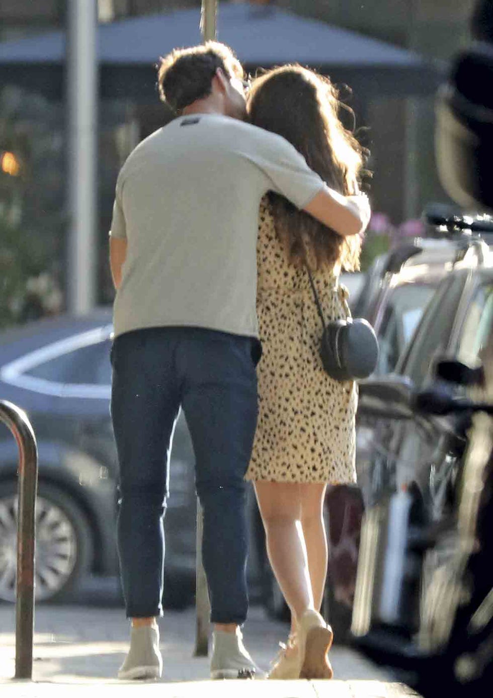 Lidia Torrent y Jaime Astrain besos en la calle