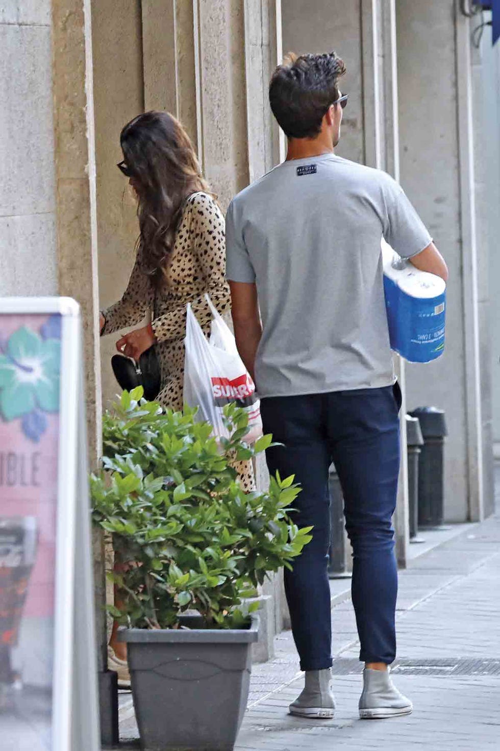 Lidia Torrent y Jaime Astrain en el supermercado