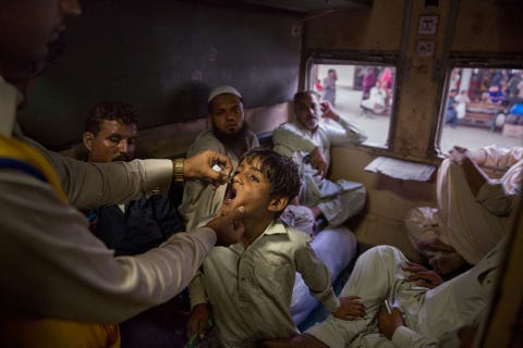 Op zoek naar ongevaccineerde in Karachi Pakistan vindt een gezondheidswerker een jongen die geen markering op zijn vinger heeft die zou aantonen dat hij eerder is ingent tegen polio De orale vaccinatie moet snel gegeven worden voordat de trein vertrekt