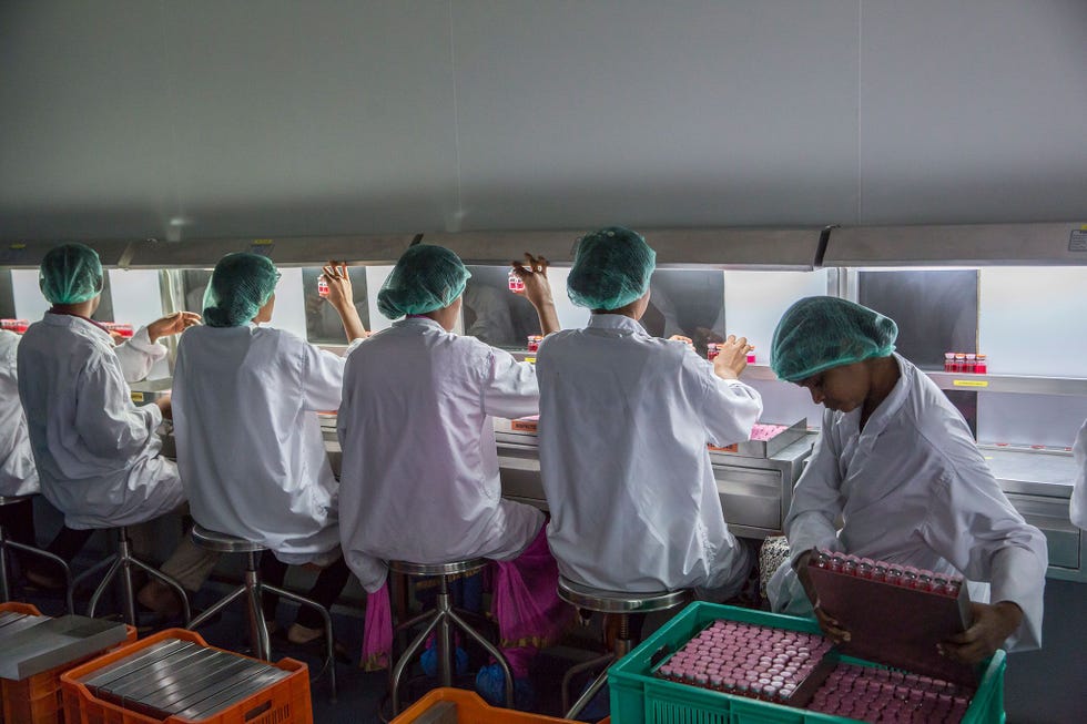Laboranten onderzoeken monsters van een ziekteverwekker genaamd rotavirus dat wereldwijd ernstige diarree bij miljoenen kinderen veroorzaakt In de armste landen van subSaharaans Afrika en ZuidoostAzi eist de ziekte honderdduizenden doden