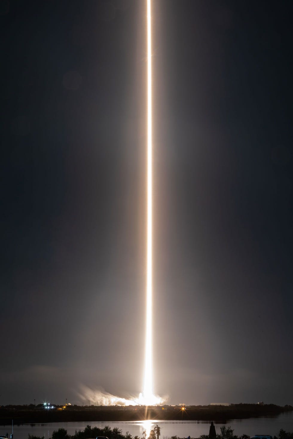Een Falcon 9raket stijgt op van het lanceerplatform van het Kennedy Space Center in Florida waarmee de missie Crew1 onderweg is