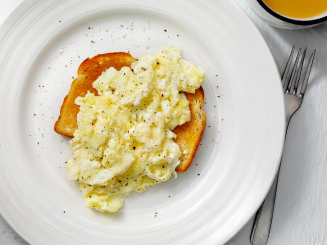 plato de huevos revueltos con una tostada de pan